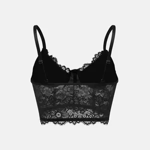 Rückansicht eines eleganten schwarzen Spitzen-Camisoles mit feiner Wimpernspitze