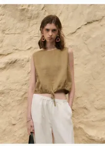 Stijlvolle mosterdgele mouwloze cropped top met verstelbaar trekkoord aan de zoom