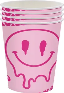 Dettaglio di bicchieri di carta rosa usa e getta con un design creativo di smiley