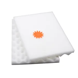 Detailopname van witte golfsponspads voor het drogen van fondantbloemen