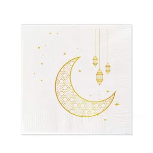 Primer plano de elegante patrón dorado de luna y linterna en servilletas blancas