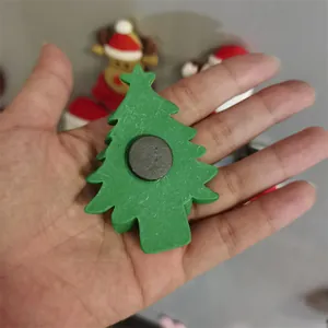 Vista dettagliata del retro di un magnete da frigo a forma di albero di Natale verde