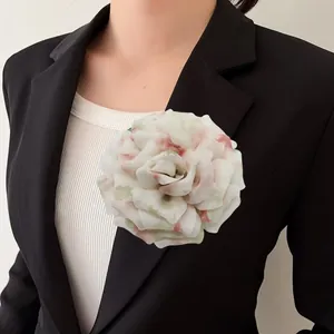 Grande spilla floreale in tessuto fatta a mano e fermaglio per capelli camelia elegante