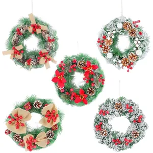 Un lot de 5 couronnes de Noël festives avec baies rouges, pommes de pin et nœuds