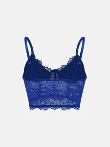 Detaillierte Rückansicht eines blauen Spitzen-Bralettes mit Wimpernspitzen-Saum