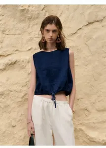Detailweergave van marineblauwe mouwloze crop top met trekkoord voor dames in de zomer