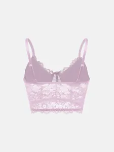 Rückansicht eines fliederfarbenen Spitzen-Bralettes mit verstellbaren Trägern