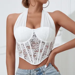 Vista detallada en primer plano de un top corsé blanco de encaje con cuello halter