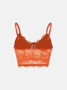 Detailansicht der Rückseite eines orangefarbenen Spitzen-Bralettes mit Wimpernspitze