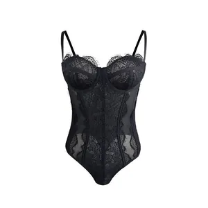 Vue détaillée d'un body sexy en dentelle noire avec armatures et motifs floraux délicats