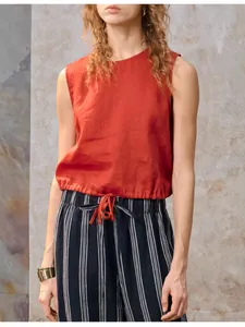 Stijlvolle mouwloze oranje linnen tanktop met trekkoord en gestreepte wijde broek