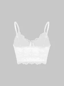 Detaillierte Nahaufnahme der filigranen weißen Blumenspitze auf diesem Camisole-Top.
