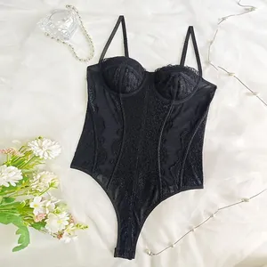 Vue détaillée des motifs en dentelle et des bonnets à armatures de ce body noir.