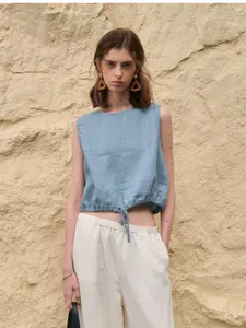 Minimalistische lichtblauwe mouwloze crop top met verstelbaar trekkoord aan de zoom