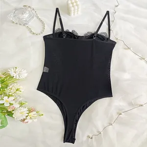 Vue détaillée d'un body sexy en dentelle noire avec tissu en maille et bonnets à armatures