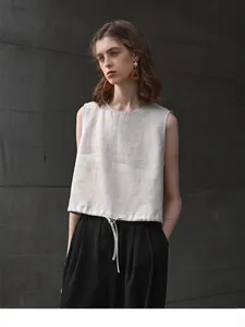 Minimalistische mouwloze linnen top met trekkoordzoom en losse pasvorm.