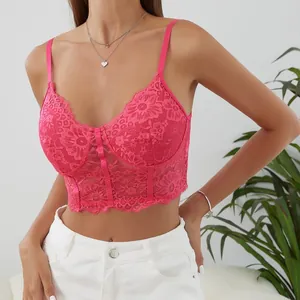 Elegantes leuchtend rosa Blumen-Spitzen-Bustier mit verstellbaren Trägern am Model.