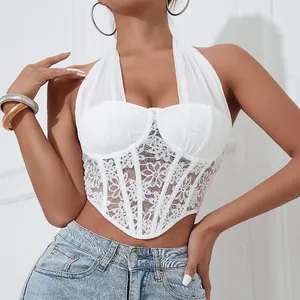 Elegante top halter de encaje blanco con detalles de malla y estructura de aros