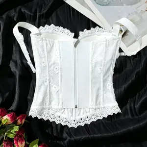 Elegante corsetto bianco ricamato a fiori con bordo in pizzo e vestibilità slim