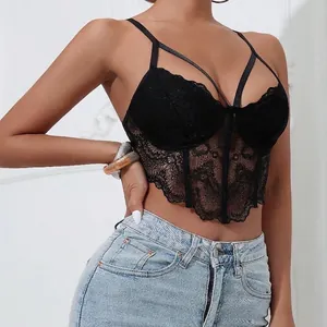 Detailansicht eines sexy schwarzen Spitzen-Corsage-Tops mit modischem Fischgräten-Design