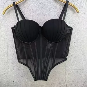 Vista dettagliata del top corsetto in rete nera con coppe a pieghe e stecche di supporto.