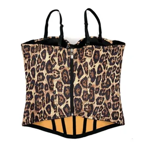 Detailansicht eines braunen Leoparden-Korsett-Tops mit funkelnden Strasssteinen.