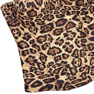 Makroansicht des braunen Leoparden-Bustier-Korsetts mit glänzenden Strasssteindetails