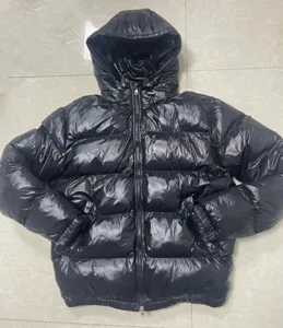 Professionelle glänzend schwarze Kapuzen-Steppjacke mit Reißverschluss und Isolation.