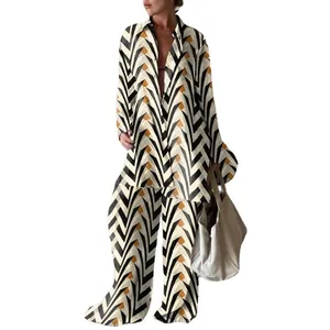 Vollansicht eines lockeren Urlaubsoutfits für Damen mit kühnem Chevron-Geometriemuster