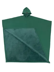 Dettaglio della mantella in pile con cappuccio, fodera morbida e tessuto verde scuro.
