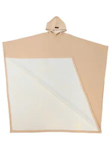 Mantello con cappuccio oversize beige in pile con morbida fodera in peluche bianca steso