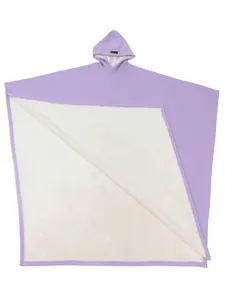 Vista dettagliata di un poncho con cappuccio viola oversize con fodera in pile bianco