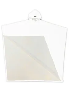 Dettaglio interno del mantello poncho bianco con cappuccio foderato