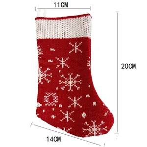 Gedetailleerde maattabel voor rode gebreide kerstsok met wit sneeuwvlokpatroon design