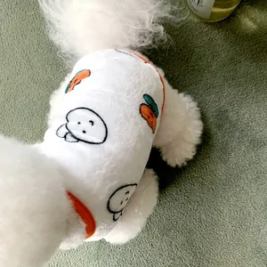 Primer plano de un chaleco de felpa blanco para mascotas con diseño de corazón y ribete