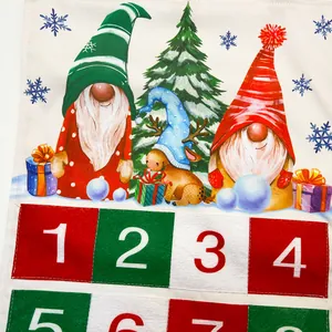 Detailansicht eines festlichen Adventskalenders mit Zwergen- und Rentier-Motiven