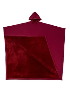 Dettaglio di un poncho bordeaux con cappuccio e morbida fodera in pile spesso.