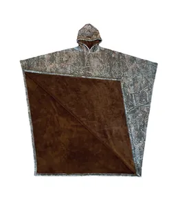 Dettaglio di un poncho mimetico oversize con cappuccio e morbida fodera in pile marrone