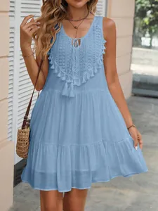 Abito da vacanza boho celeste con dettagli in pizzo e orlo a balze a più strati