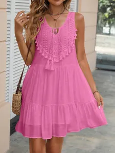Abito estivo rosa senza maniche con finiture in pizzo e dettagli di nappe eleganti