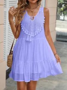 Abito da vacanza lavanda senza maniche con pizzo, nappe e orlo a balze elegante.