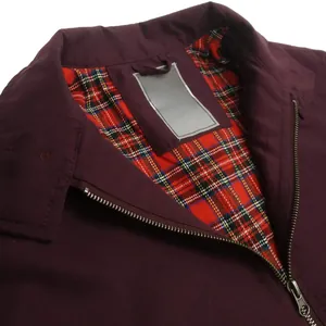Détail d'un blouson aviateur vintage montrant le col montant et la doublure à carreaux.