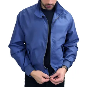 Vue détaillée d'un blouson aviateur rétro bleu avec col montant et fermeture éclair