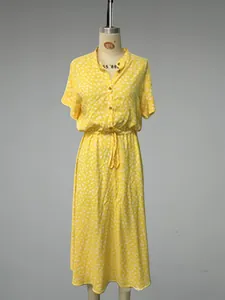 Vestido largo amarillo con lunares blancos, manga corta y cinturón para la playa