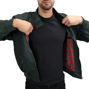 Détail de la veste aviateur vert foncé pour homme avec doublure classique en tartan rouge