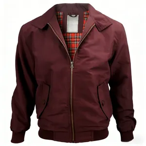 Détail d'une veste Harrington bordeaux avec doublure à carreaux rouges et fermeture éclair.