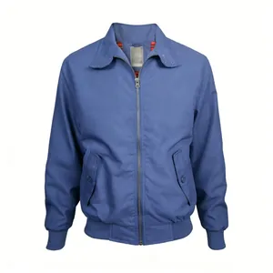 Vue détaillée de la veste aviateur bleue rétro avec doublure à carreaux rouge classique