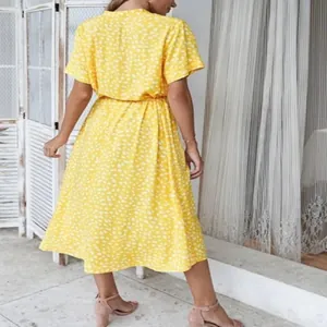 Vista trasera de un vestido amarillo de lunares con manga corta para mujer