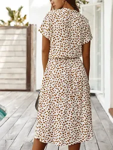 Vista trasera detallada de un vestido midi bohemio con estampado de lunares marrones