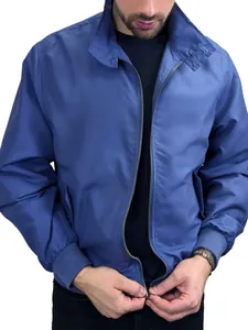 Blouson aviateur rétro américain bleu pour homme avec col montant et fermeture éclair.